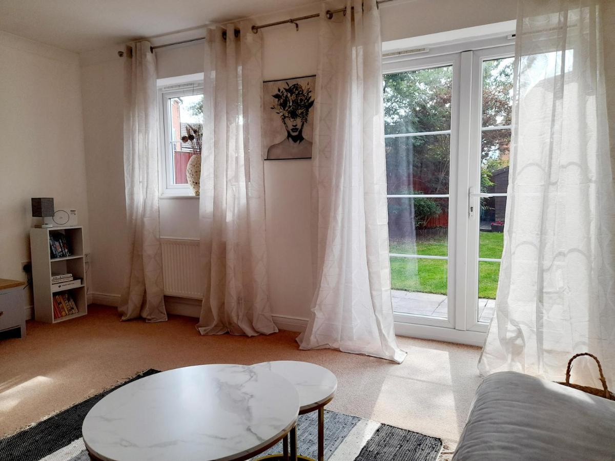 Comfortable 4-Bedroom Home In Aylesbury Ideal For Contractors Professionals Or Larger Families Exterior photo