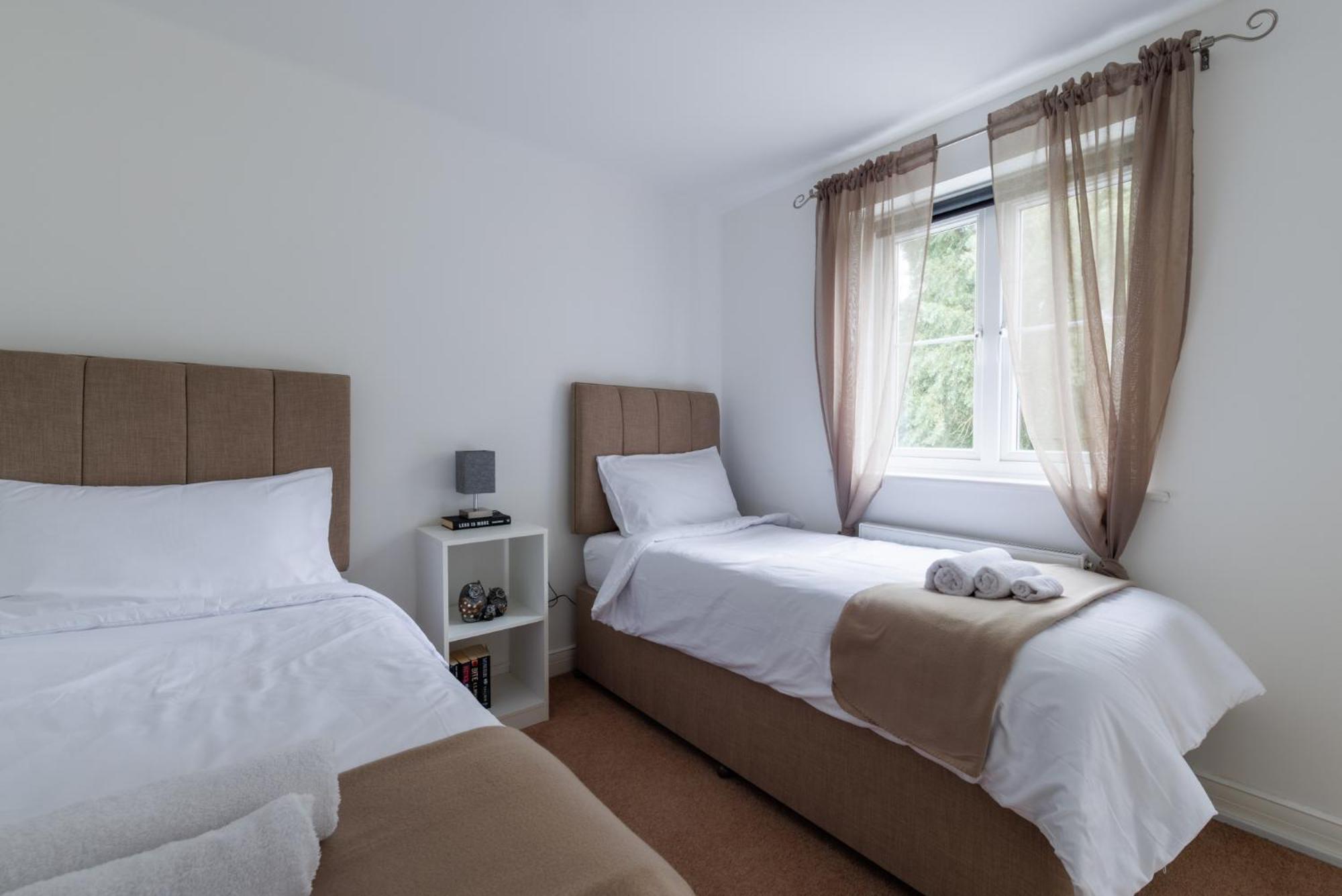 Comfortable 4-Bedroom Home In Aylesbury Ideal For Contractors Professionals Or Larger Families Exterior photo