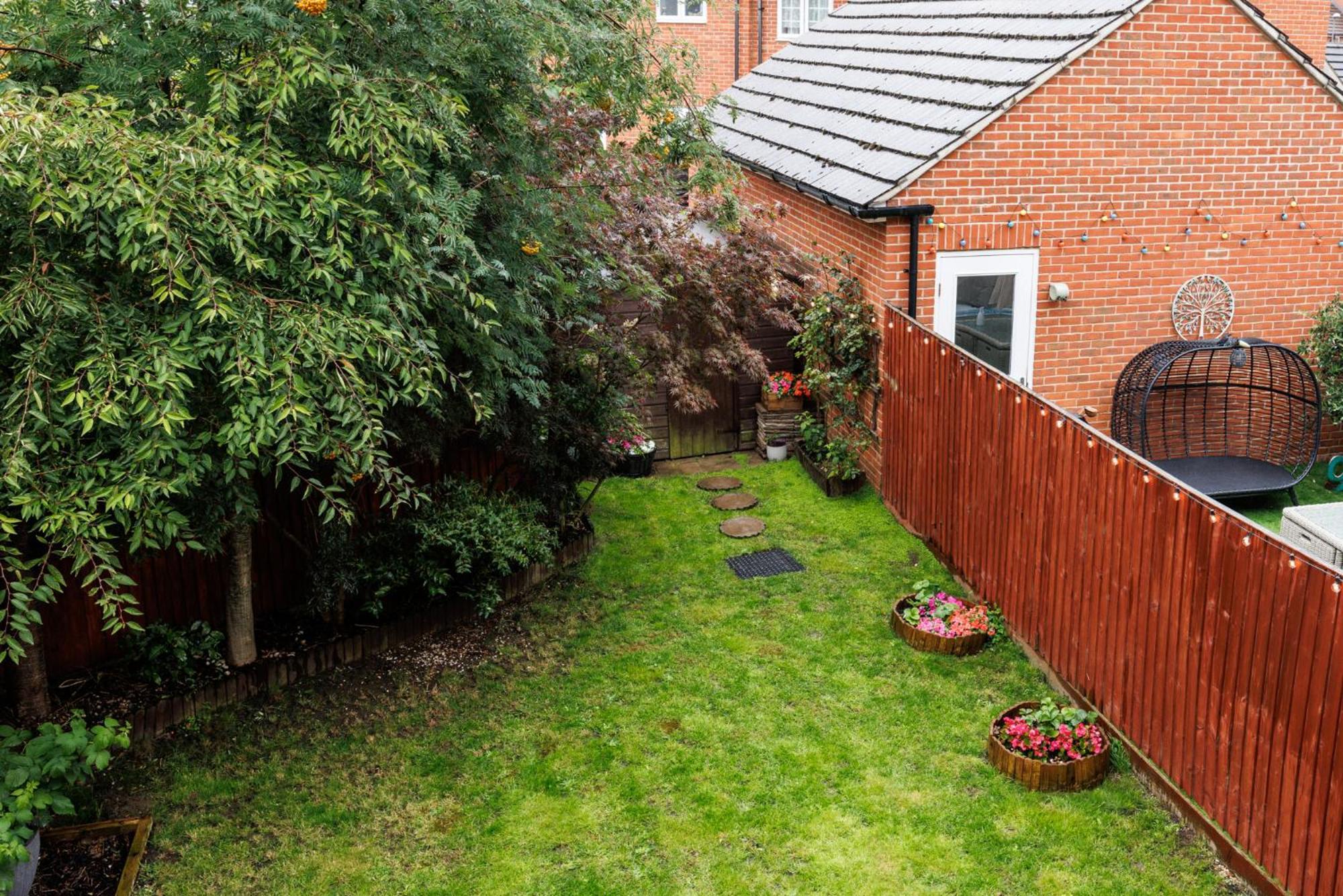 Comfortable 4-Bedroom Home In Aylesbury Ideal For Contractors Professionals Or Larger Families Exterior photo