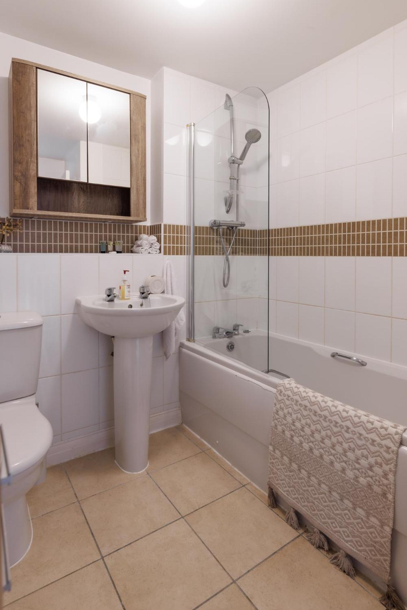 Comfortable 4-Bedroom Home In Aylesbury Ideal For Contractors Professionals Or Larger Families Exterior photo