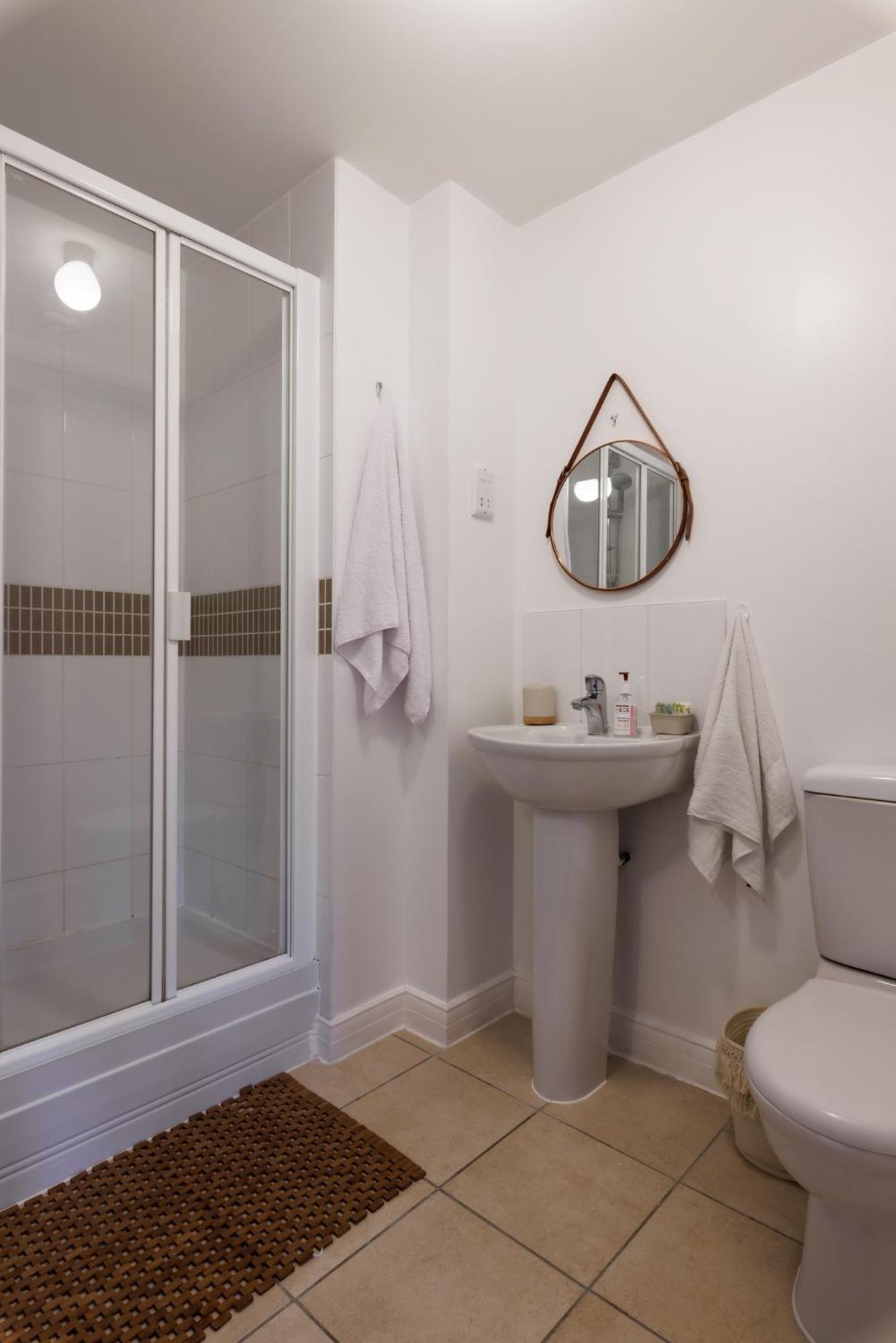 Comfortable 4-Bedroom Home In Aylesbury Ideal For Contractors Professionals Or Larger Families Exterior photo